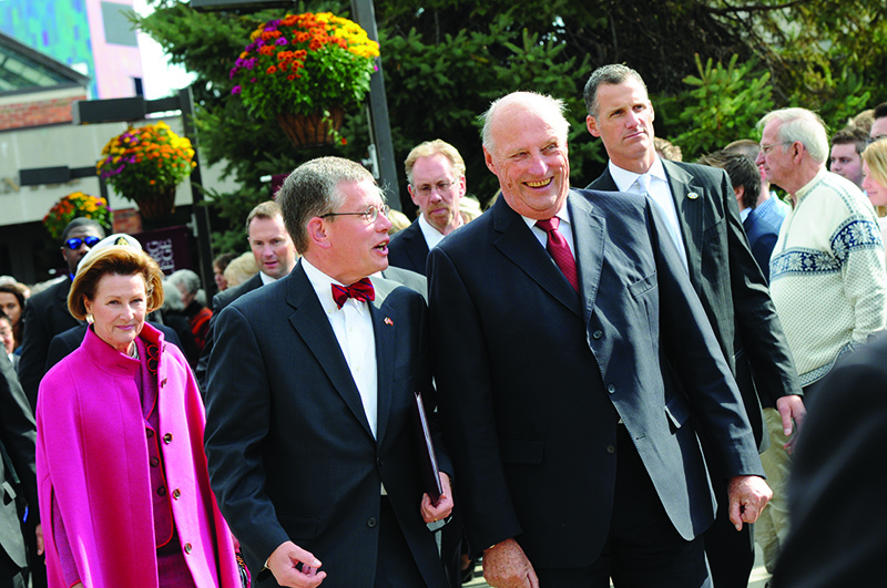 Augsburg_Associates_King Harald President Paul Pribbenow (center) talks with King Harald V and Queen Sonja of Norway during their visit to campus in 2011.