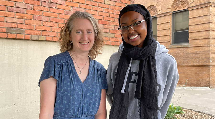 French instructor Sharon Gerlach and Aaliyah Abdi ’23 in the quad on Augsburg's campus (Courtesy photo)