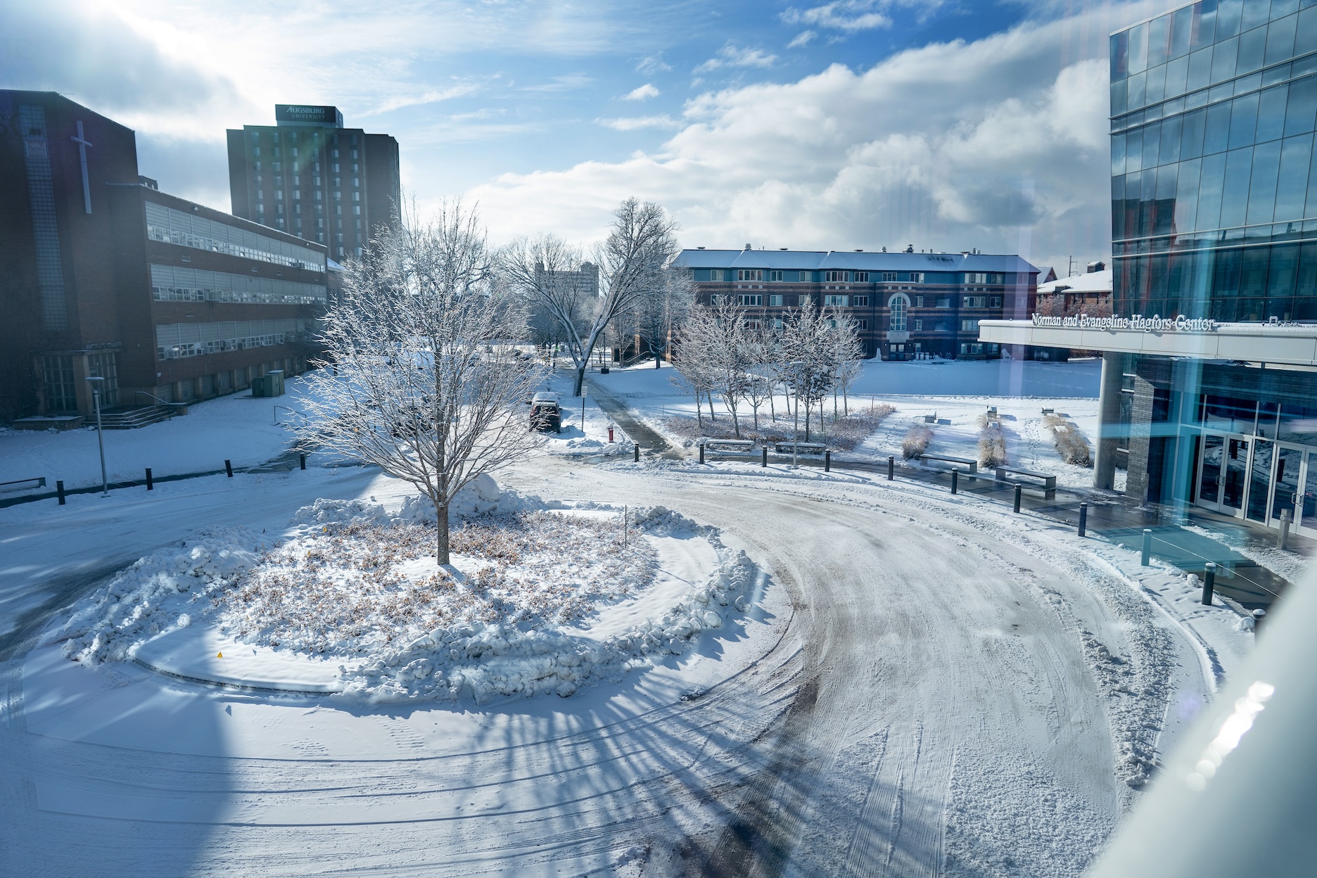 A south-facing shot of the roundabout in front of the Hagfors Center on a snowy, sunny day.
